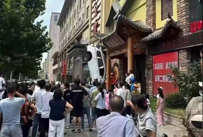 车辆失控驶入路边停车位致1死2伤<strong></p>
<p>BITOP价格</strong>，警方通报