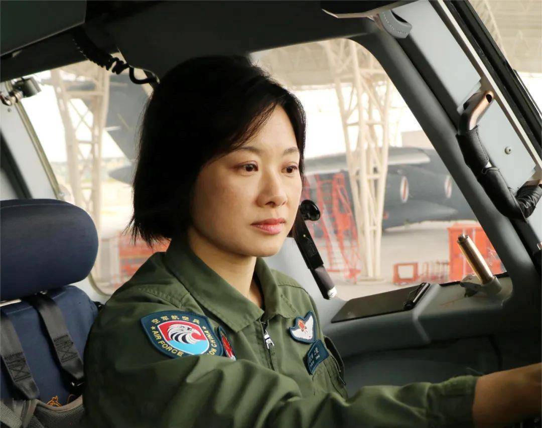 阅兵最帅女机长<strong></p>
<p>比特币价格</strong>，是她！