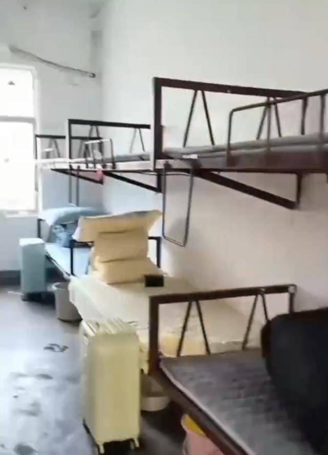 湖南一学生宿舍床铺仅用三角铁和螺丝固定<strong></p>
<p>以太坊价格</strong>，学校回应