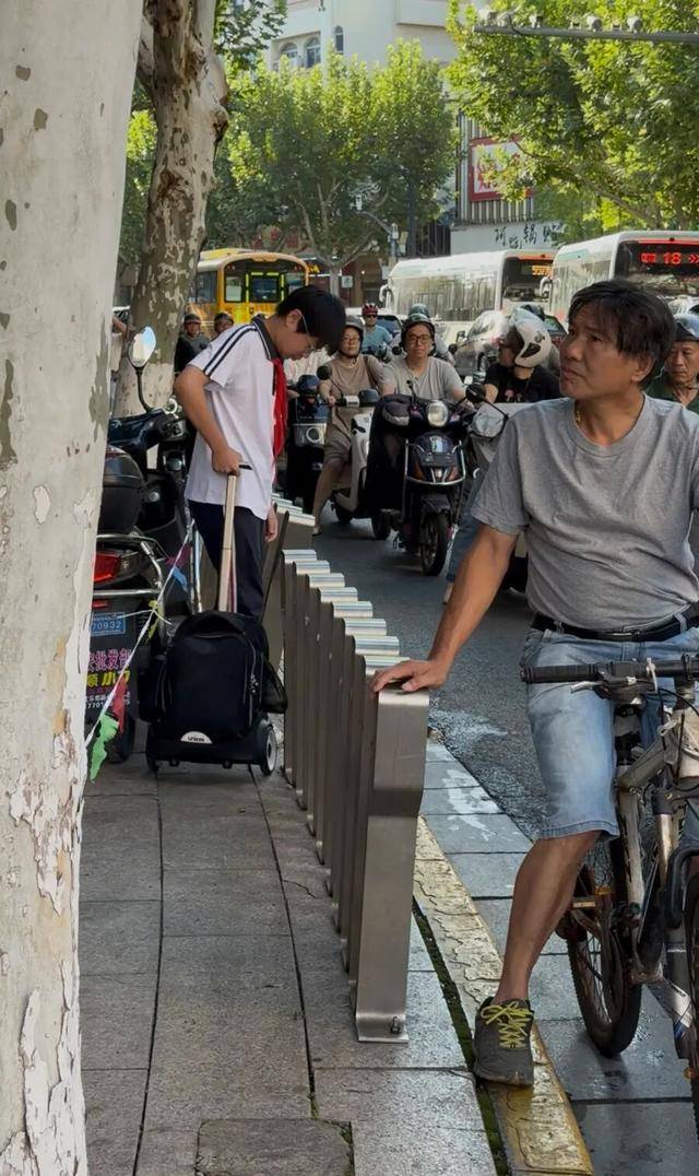 事发上海校门口！学生上学像闯关：夹缝中慢慢腾挪<strong></p>
<p>XRP价格</strong>，与非机动车迎面对冲…家长担忧：何时是头