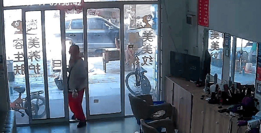 浙江一店主允许大妈门口摆摊<strong></p>
<p>瑞波币价格</strong>，时常被大妈“投喂”蔬果：每次收摊时，都打扫得干干净净