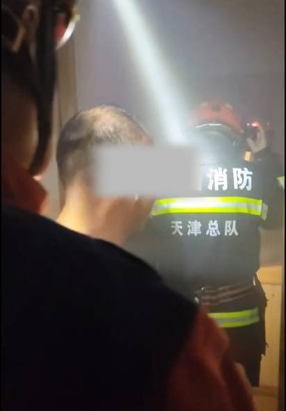 男子炖鸡后回卧室倒头就睡<strong></p>
<p>DOT价格</strong>，醒来身边站满消防员……