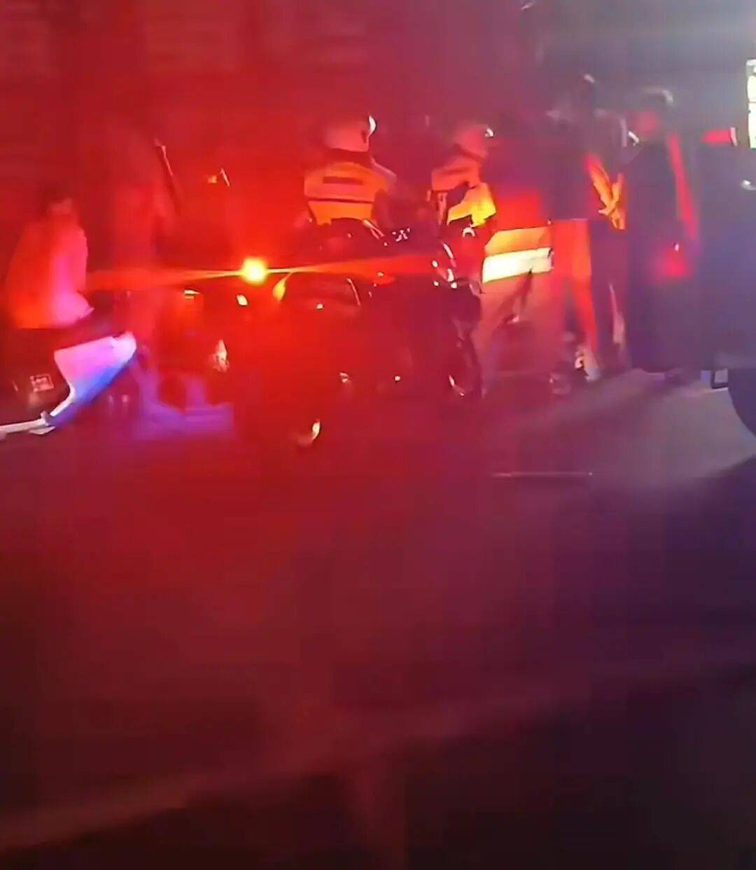 赣州警方通报“一餐饮店深夜多人打架斗殴”：2人酒后与邻桌发生冲突<strong></p>
<p>艾达币价格</strong>，用酒瓶砸伤对方，并取刀致对方轻伤，涉案人员已被采取强制措施