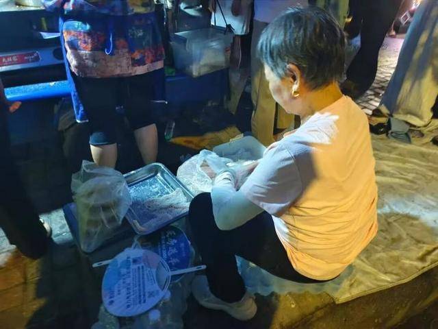 被流量砸中的“鸡排哥”：炸到中暑<strong></p>
<p>比特现金价格</strong>，每天睡三四个小时，怕辜负顾客不舍得休息