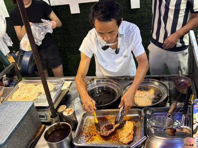 被流量砸中的“鸡排哥”：炸到中暑<strong></p>
<p>比特现金价格</strong>，每天睡三四个小时，怕辜负顾客不舍得休息