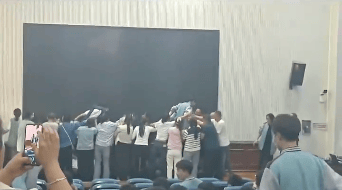 家长跪地被学生轮流踩踏<strong></p>
<p>数字货币交易平台</strong>，校方凌晨道歉