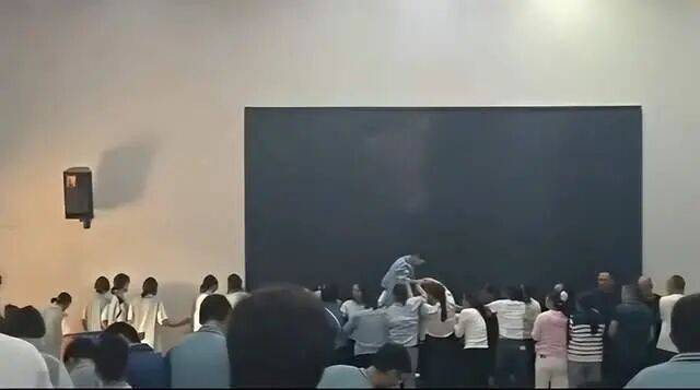 家长们跪成一排<strong></p>
<p>数字货币交易平台</strong>，学生蒙眼从背上踩过？教育局回应河南一中学举办活动引热议：正调查处理