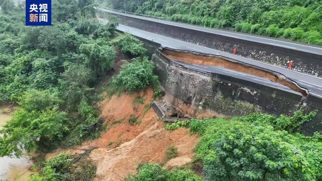 广西百色一高速公路开裂下沉!裂缝长约30米<strong></p>
<p>数字货币交易网站</strong>,塌陷处最深超2米