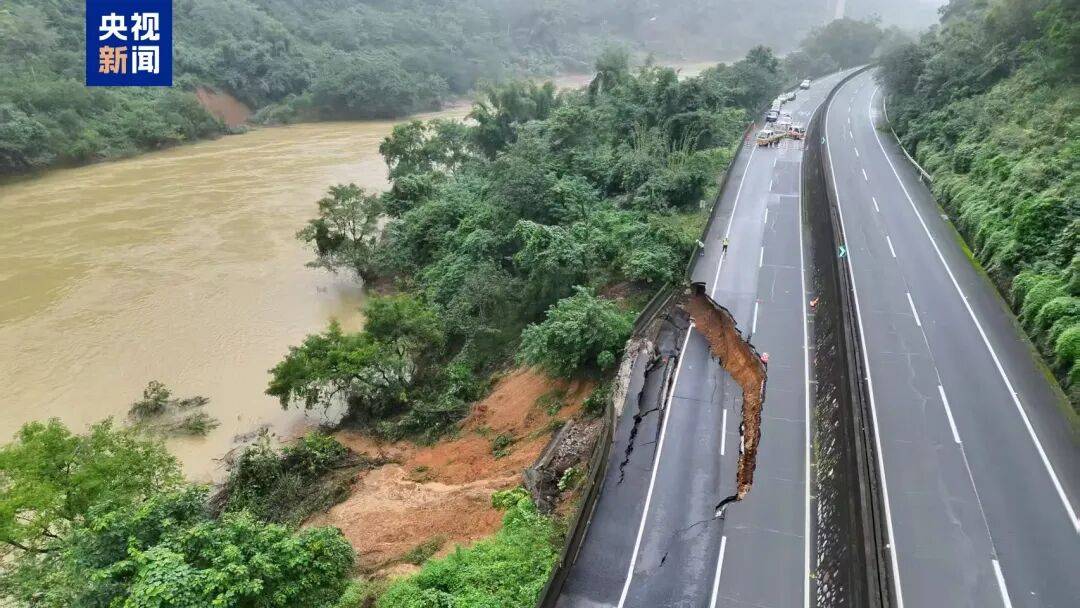 广西百色一高速公路开裂下沉!裂缝长约30米<strong></p>
<p>数字货币交易网站</strong>,塌陷处最深超2米