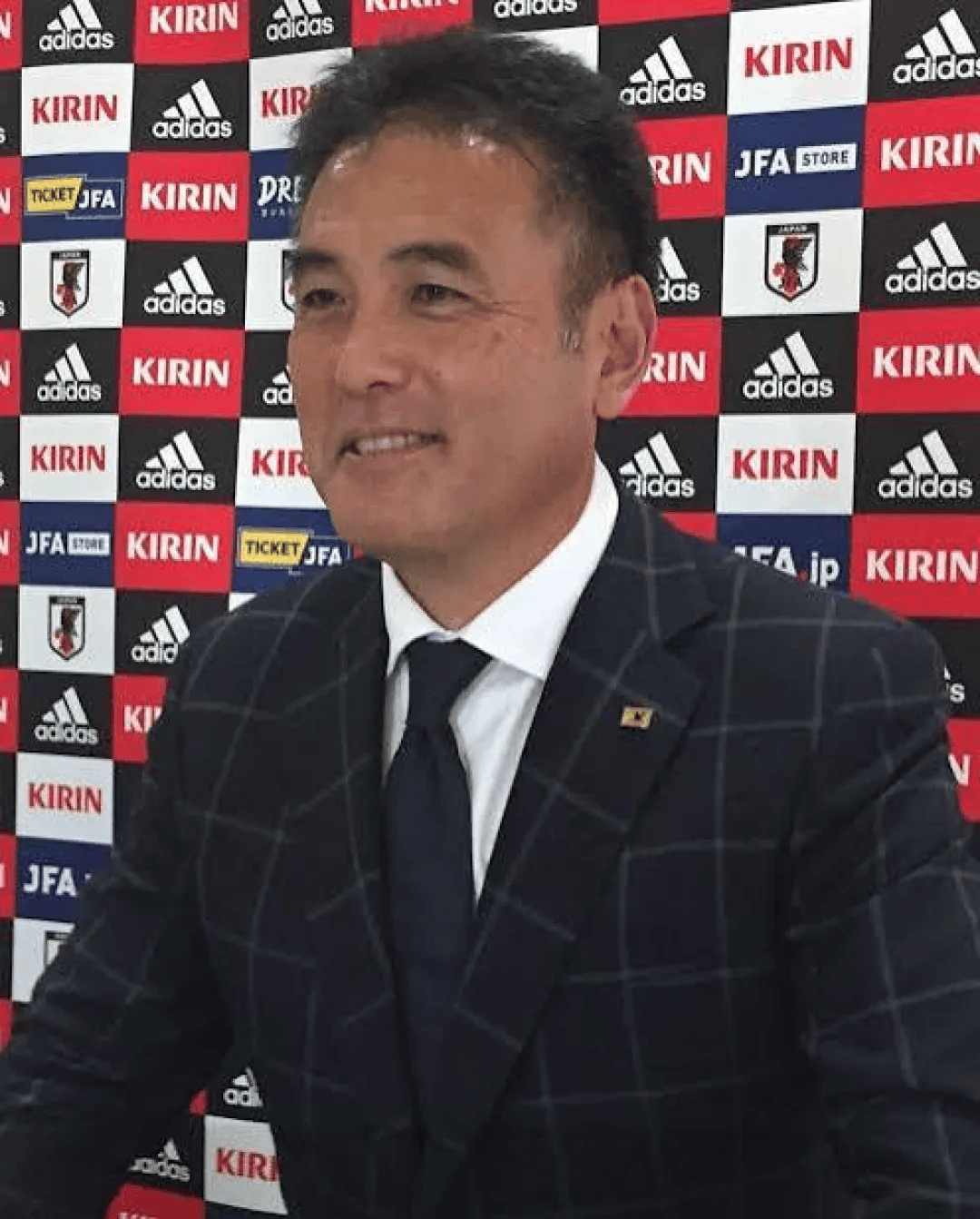 日本足协高层飞机上观看儿童色情片获罪