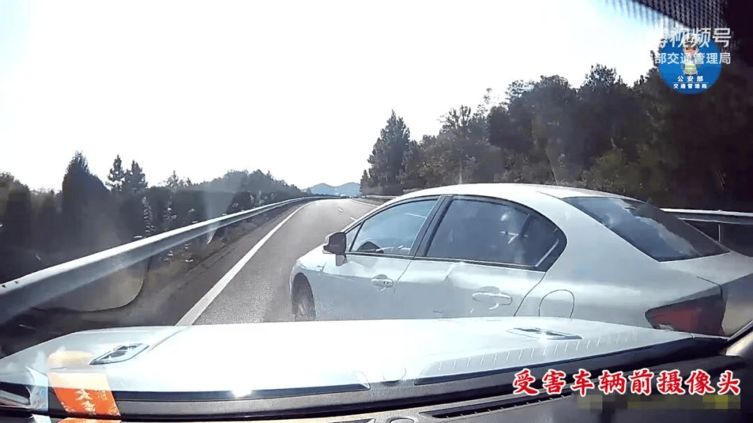 “我撒谎天打雷劈！”男子高速突然强行变道致翻车<strong></p>
<p>数字货币交易所投资</strong>，反诬赖对方