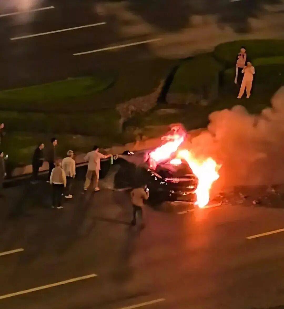 一辆SU7碰撞后爆燃<strong></p>
<p>数字货币交易APP下载</strong>，多人救援未果！小米股价重挫近8%！