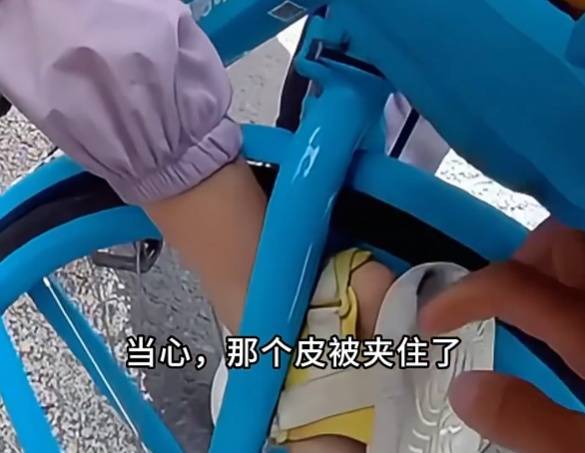 看着都疼<strong></p>
<p>数字货币app</strong>！上海街头一男子突然求助：10岁女儿被死死卡住！这个行为太危险→