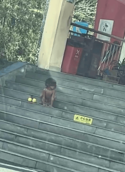 大理回应高速上有家庭带“野人小孩”：父母坚持让娃亲近自然，生活暂无困难，没虐待