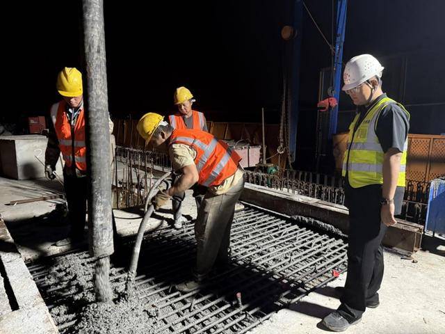 宁淮左线六合特大桥跨205国道连续梁合龙