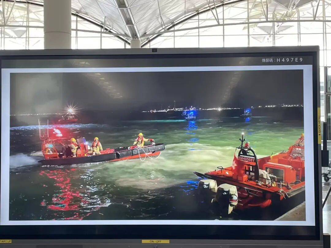 机身断成两截<strong></p>
<p>数字货币官网</strong>，2名遇难者在海下约7米处被找到，巡逻车在飞机跑道外被撞进海里，香港机场飞机坠海事故更多细节披露