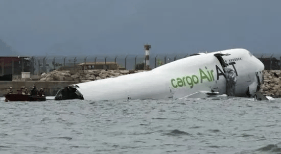 机身断成两截<strong></p>
<p>数字货币官网</strong>，2名遇难者在海下约7米处被找到，巡逻车在飞机跑道外被撞进海里，香港机场飞机坠海事故更多细节披露