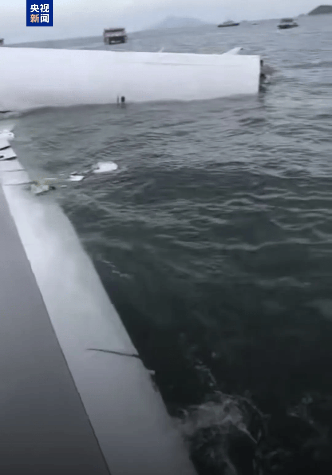 机身断成两截<strong></p>
<p>数字货币官网</strong>，2名遇难者在海下约7米处被找到，巡逻车在飞机跑道外被撞进海里，香港机场飞机坠海事故更多细节披露