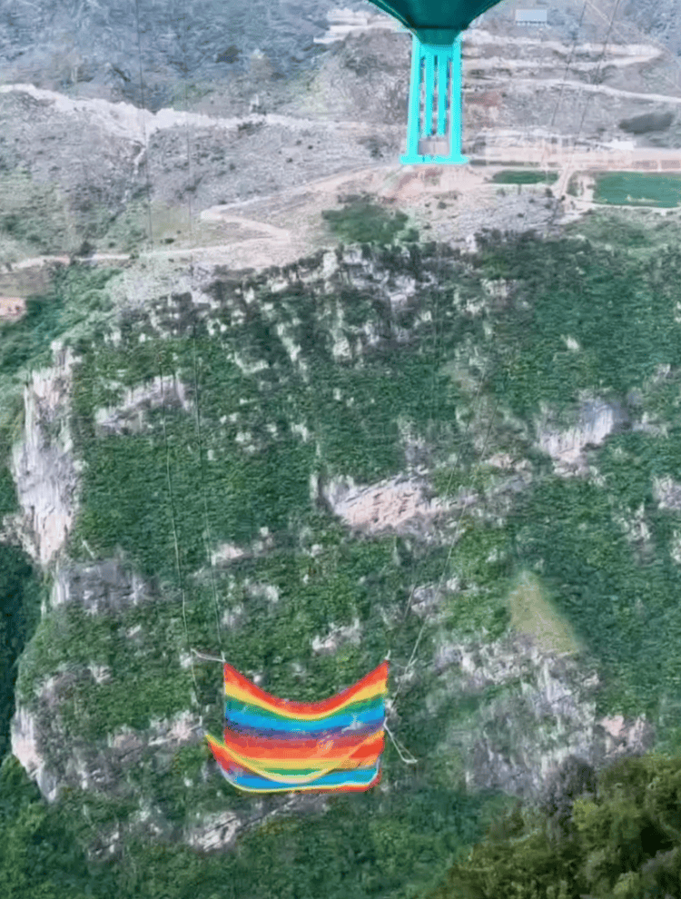 贵州花江峡谷大桥无绳蹦极引热议<strong></p>
<p>数字货币官网</strong>，工作人员：20-50米高度自选，下方有160㎡安全网接住