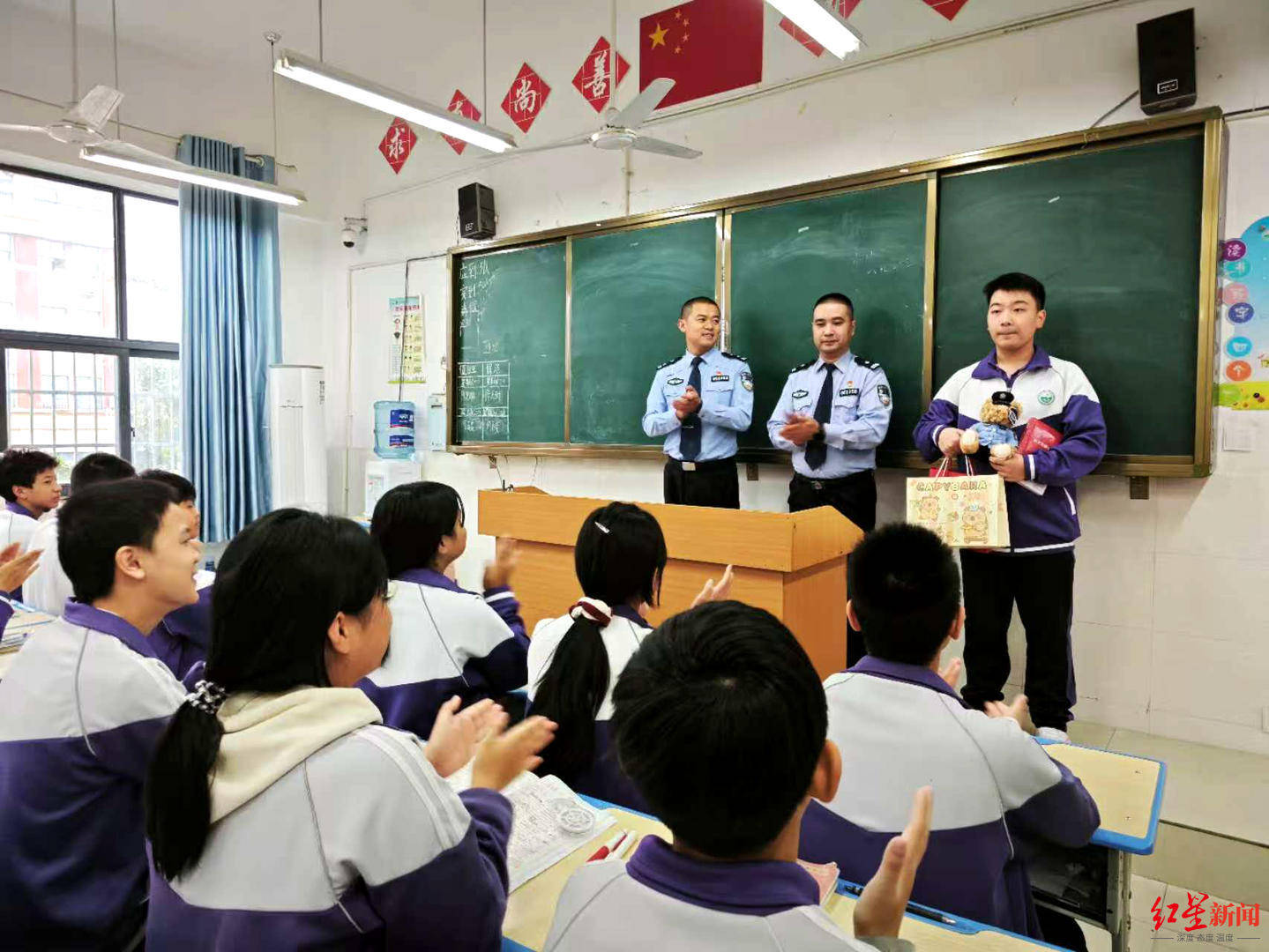 初二男生捡到1.4万余元现金<strong></p>
<p>数字货币网站</strong>，淡定拍视频后报警物归失主，民警送“奖”到校园