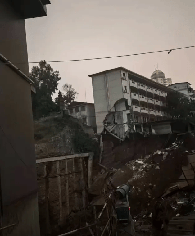 近4000人小学突发坍塌形成巨大坑洞<strong></p>
<p>数字货币网站</strong>，操场塌下去一半，“还好发生在夜里”