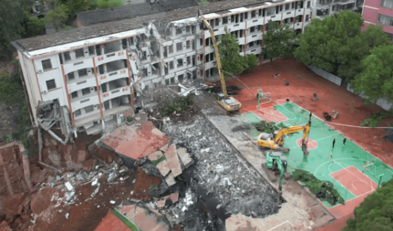 近4000人小学突发坍塌形成巨大坑洞<strong></p>
<p>数字货币网站</strong>，操场塌下去一半，“还好发生在夜里”