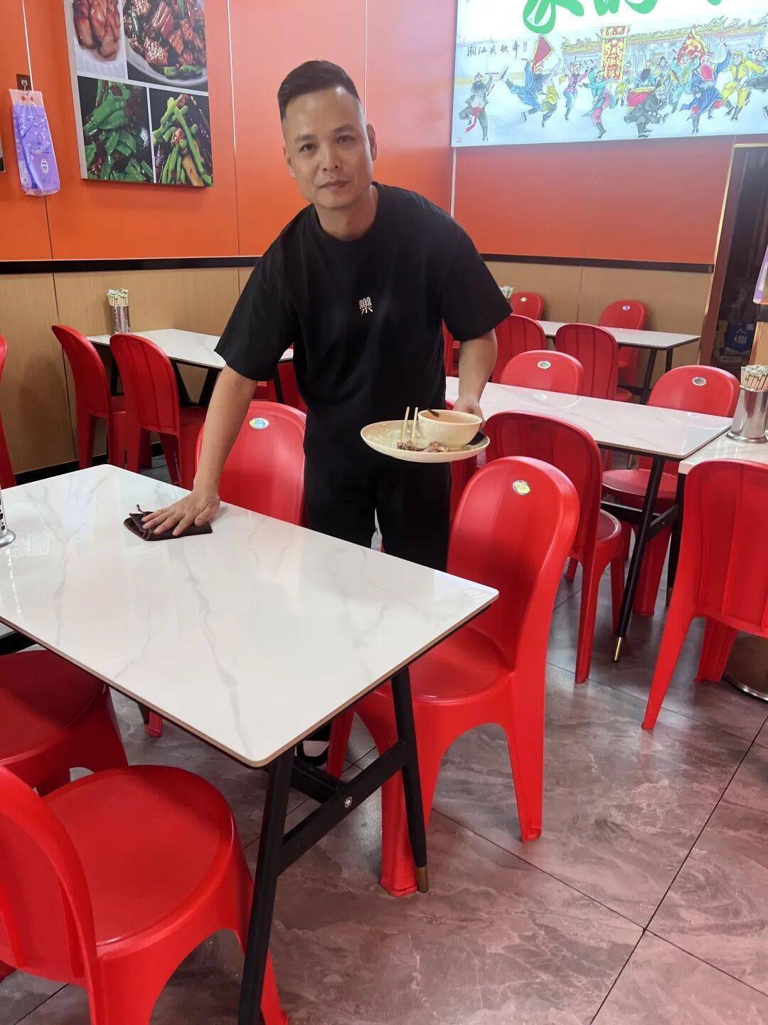 小伙到广州一猪脚饭店吃免费“2号餐”<strong></p>
<p>数字货币APP下载</strong>，突然跪地道谢，老板娘：以后要吃饭就直接过来