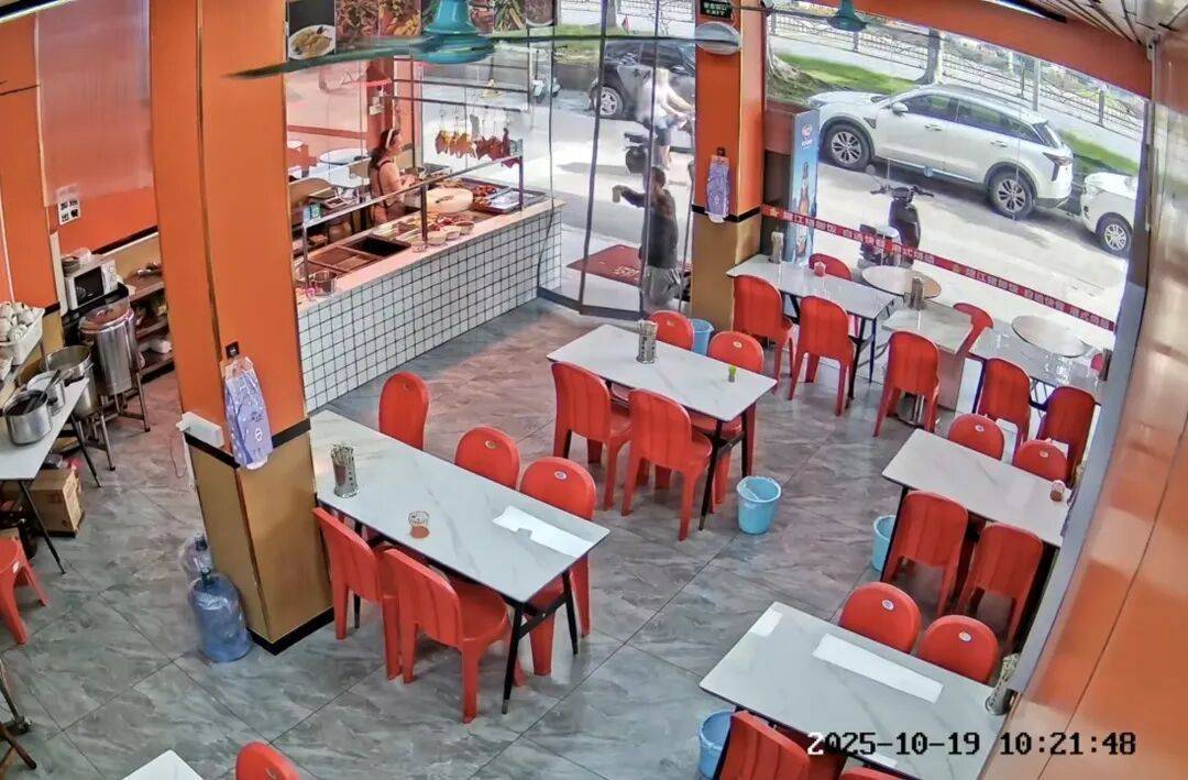 小伙到广州一猪脚饭店吃免费“2号餐”<strong></p>
<p>数字货币APP下载</strong>，突然跪地道谢，老板娘：以后要吃饭就直接过来