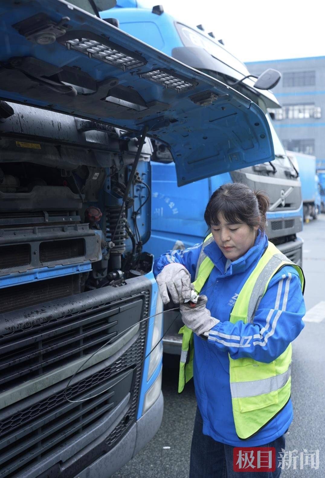 湖北90后姑娘驾驭21米重卡货车<strong></p>
<p>数字货币APP下载</strong>，3年多行驶里程相当于绕地球约10圈，始终保持零事故