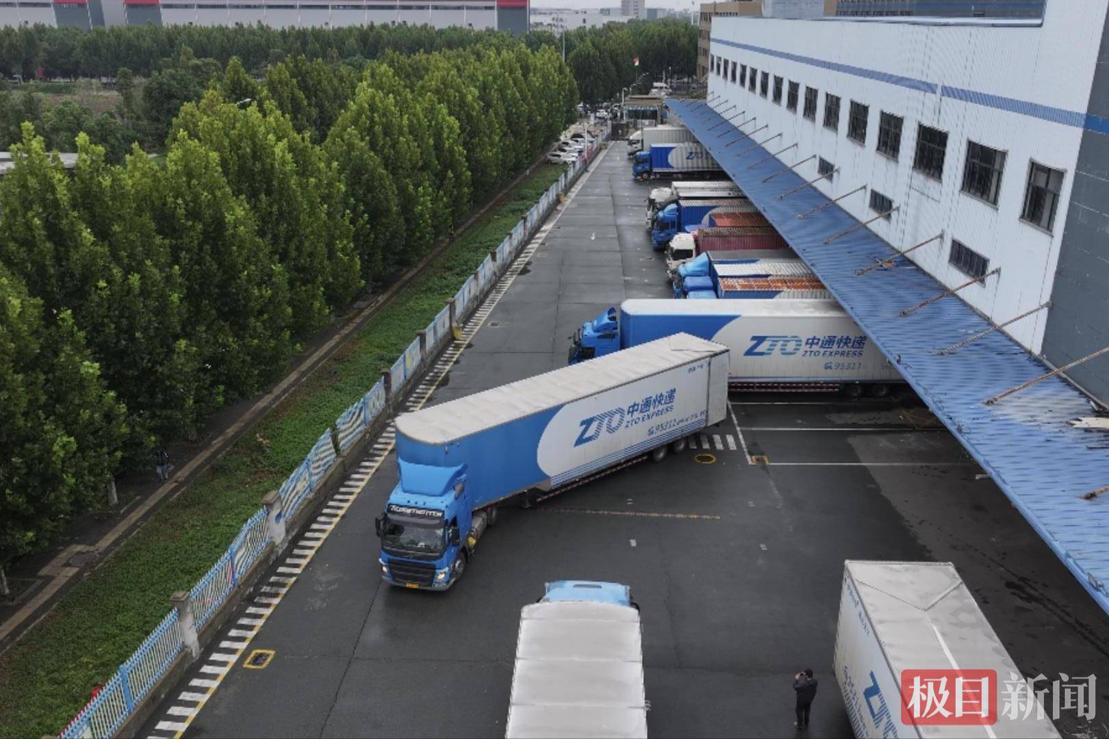 湖北90后姑娘驾驭21米重卡货车<strong></p>
<p>数字货币APP下载</strong>，3年多行驶里程相当于绕地球约10圈，始终保持零事故