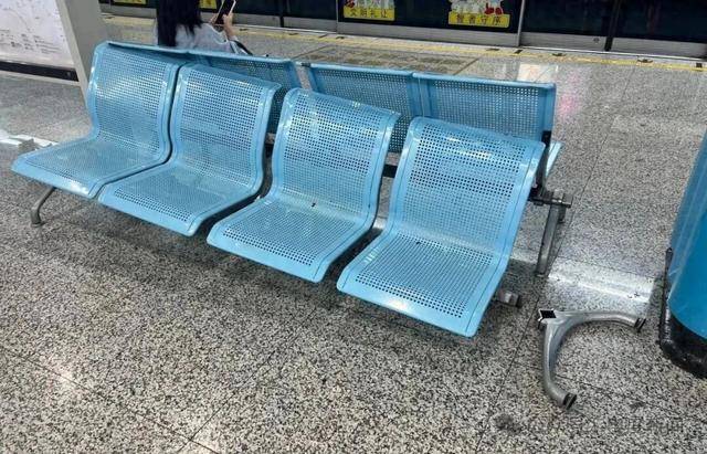 “被吓到了<strong></p>
<p>数字货币APP下载</strong>，有点痛还特别尴尬”，事发上海一地铁站，乘客坐上去瞬间懵了