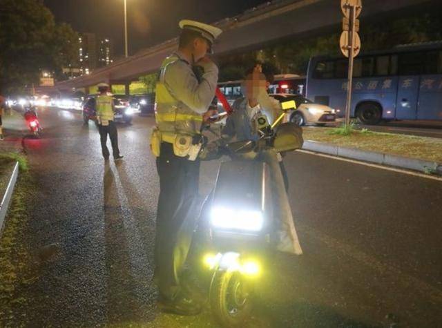 北京“电子眼”开始抓拍电动自行车违法<strong></p>
<p>BITOP</strong>，试点审核录入电动自行车违法行为3.8万起