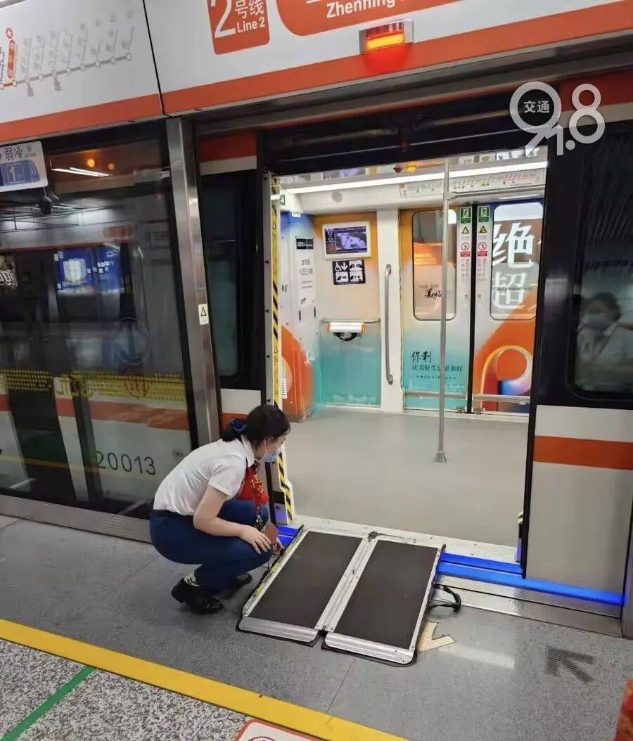 杭州地铁内<strong></p>
<p>ETH-以太坊</strong>，女乘客突然崩溃大哭！紧接着……这一幕被拍下