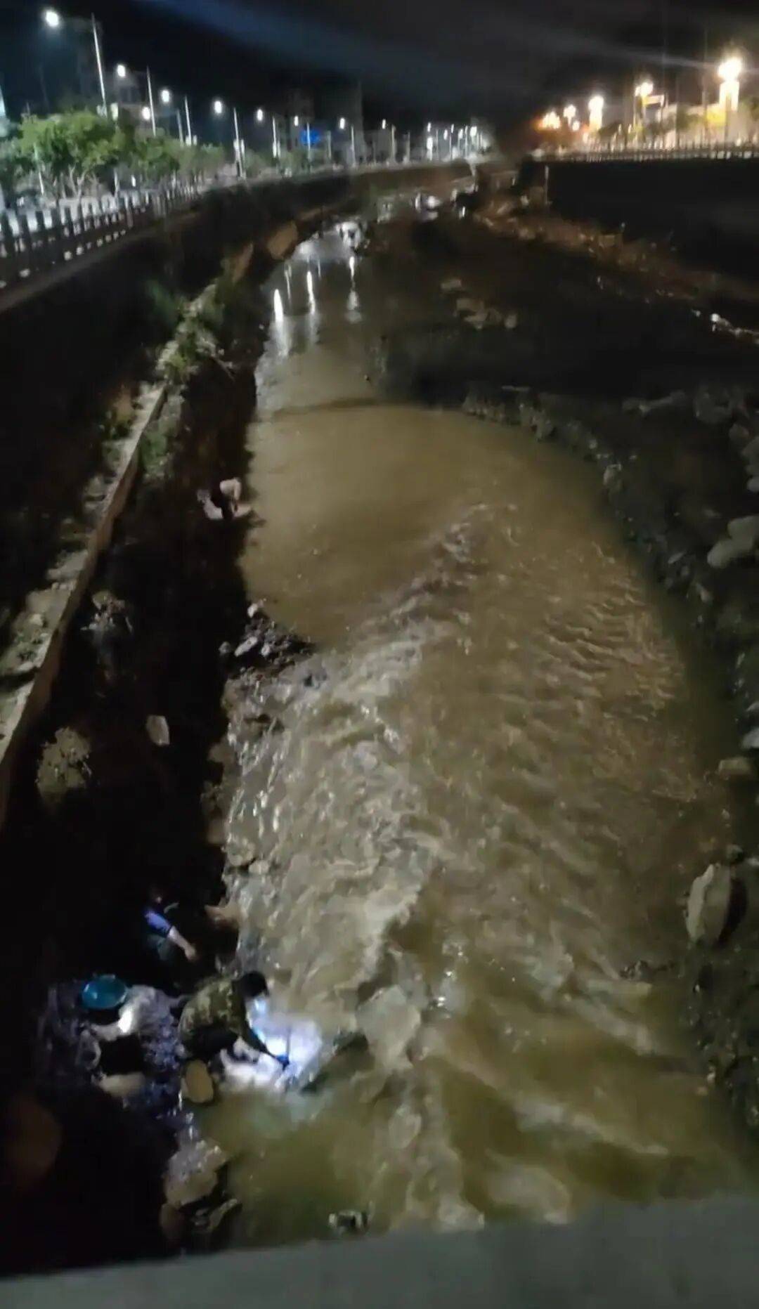 “一盆出5克多”<strong></p>
<p>以太坊</strong>,多人凌晨下河淘金!当地警方回应