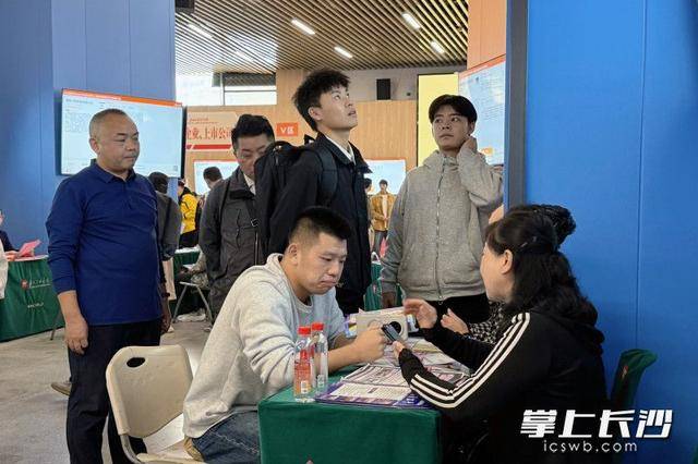 700余名退役军人及军属长沙求职<strong></p>
<p>宿迁有哪些证券公司</strong>，165人达成意向