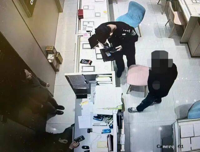 股市套现170万元后<strong></p>
<p>国泰君安</strong>，杭州男子豪购300克金条！老板当场报警……