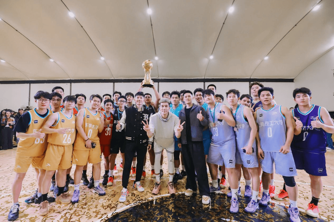 复旦、交大、同济等八大高校集结<strong></p>
<p>国泰君安</strong>，得物App“新生杯”篮球赛首战上海