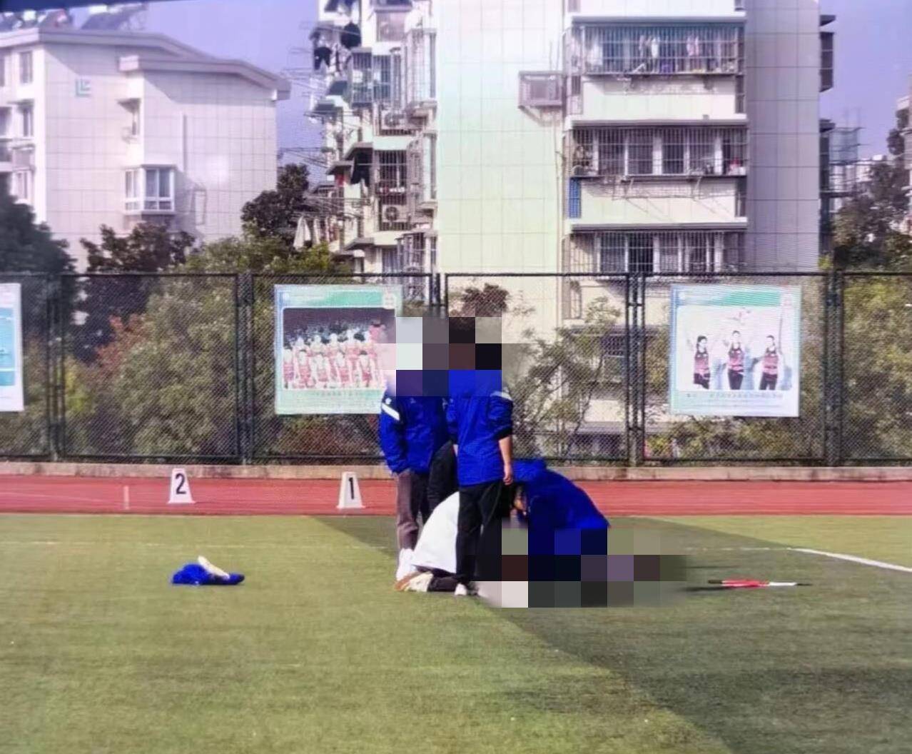 南京一学生在运动会上跑200米时倒地去世<strong></p>
<p>天门有几家证券公司</strong>，官方：深感痛心，已与亲属沟通妥善处理