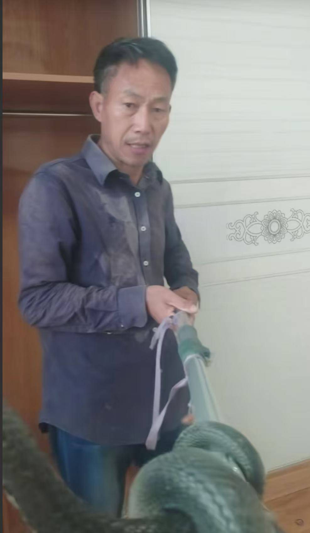 “蛇被我甩开了<strong></p>
<p>天门有几家证券公司</strong>，没完全注射毒液”，湖南直播抓蛇被咬伤网红被警方拘留后发声道歉