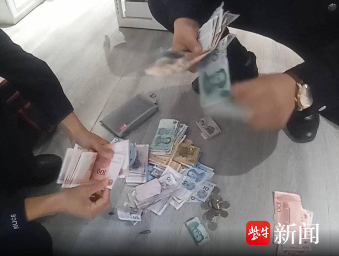 做小本生意的大姐丢了6300元进货款<strong></p>
<p>天门有几家证券公司</strong>，失而复得后哽咽着鞠躬致谢