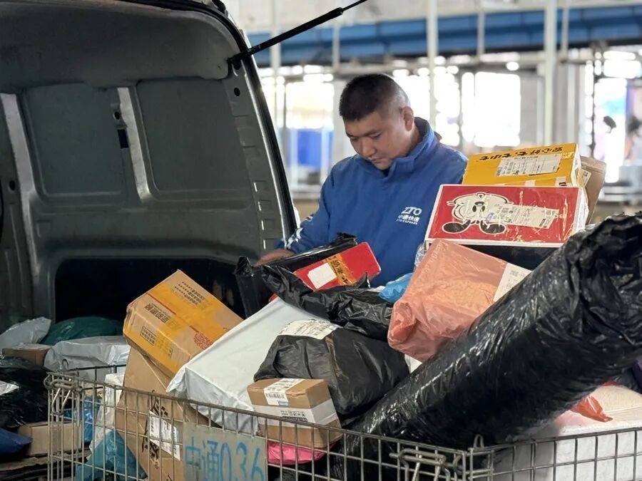 上海一快递小哥跳河救人<strong></p>
<p>方正证券独立交易软件</strong>，上岸后全身湿透继续派送