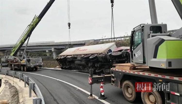 “扶正一下”收两万<strong></p>
<p>首创证券济南营业部</strong>？天价救援费岂能强买强卖