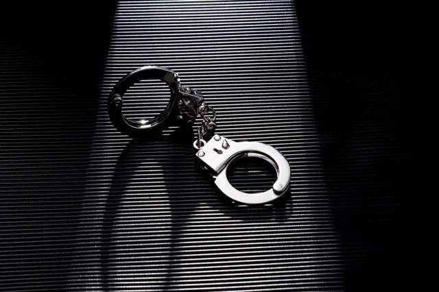 17岁女孩被继父强奸时不敢反抗<strong></p>
<p>首创证券济南营业部</strong>，曾目睹其家暴生母 法院：继父构成强奸罪