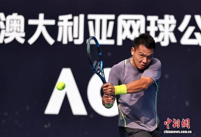 2026澳网亚太区外卡赛男单第一轮：布云朝克特战胜对手晋级8强
