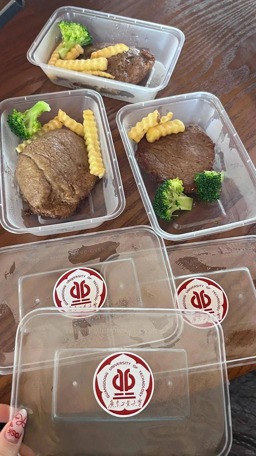 广东工业大学请6万师生吃牛扒<strong></p>
<p>张家港中信证券招聘</strong>，校方回应：因近期学校喜事很多