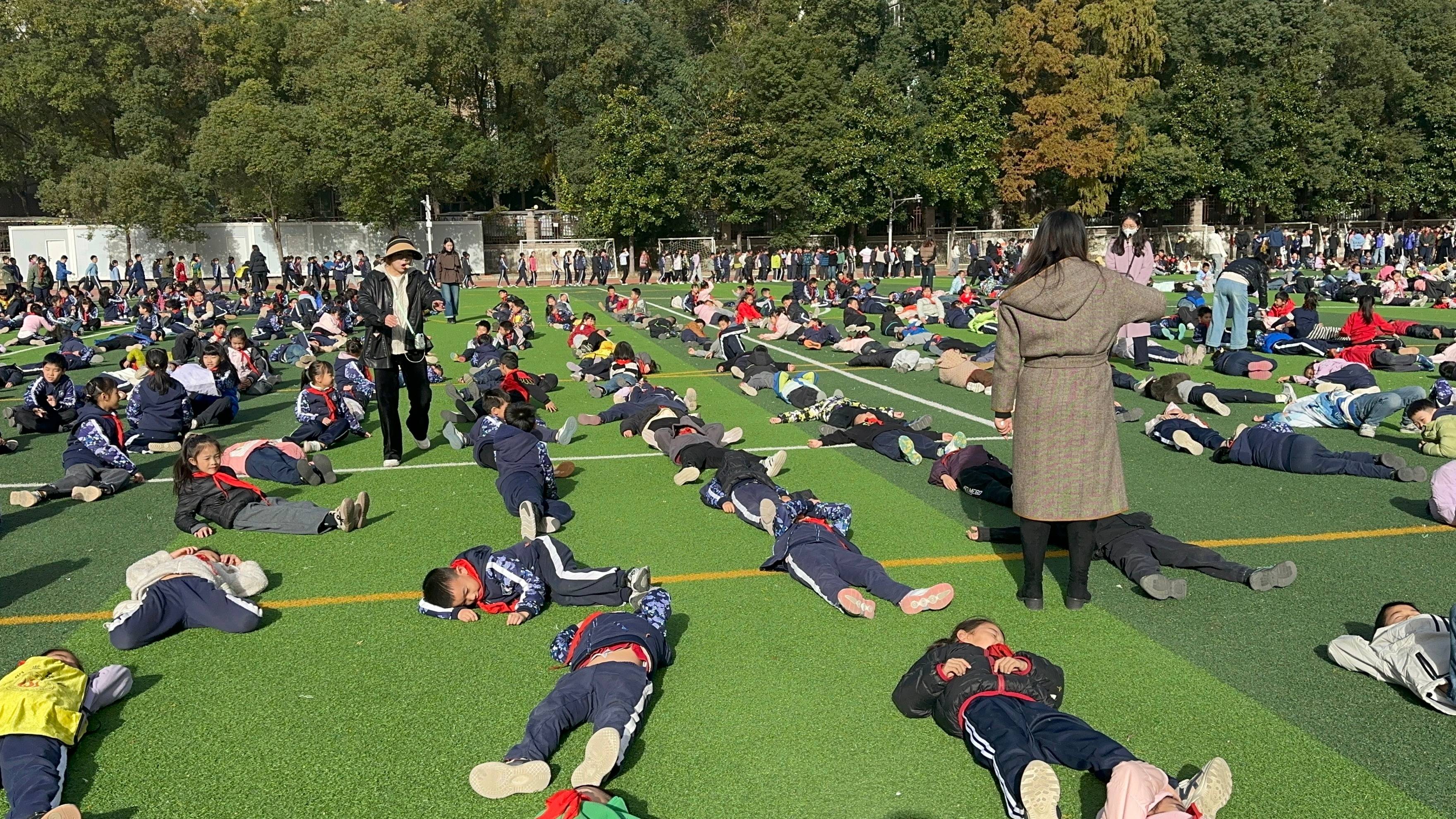 武汉一学校大课间秒变大型“晒娃”现场<strong></p>
<p>华林证券融资融券版app</strong>，1700名学生乐得在操场上打滚，乐在其中