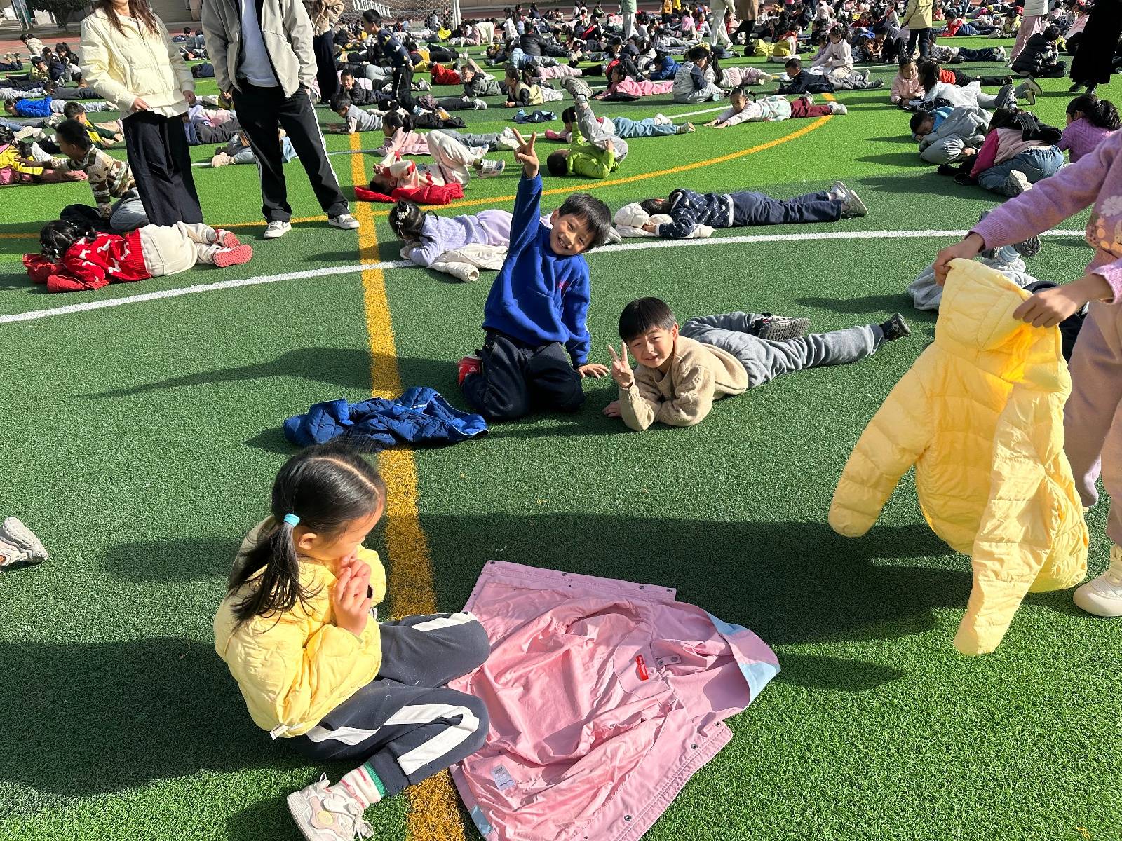 武汉一学校大课间秒变大型“晒娃”现场<strong></p>
<p>华林证券融资融券版app</strong>，1700名学生乐得在操场上打滚，乐在其中