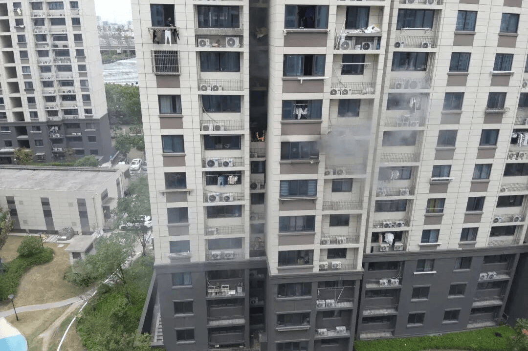 夜晚<strong></p>
<p>证券公司上市时间排名</strong>，办公楼12层突冒火光！一个动作险酿大祸，监控还原真相