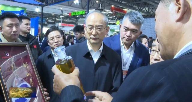 省委书记参观百年野山参<strong></p>
<p>海通证券上海营业点</strong>!吉林正举全省之力打造千亿级产业