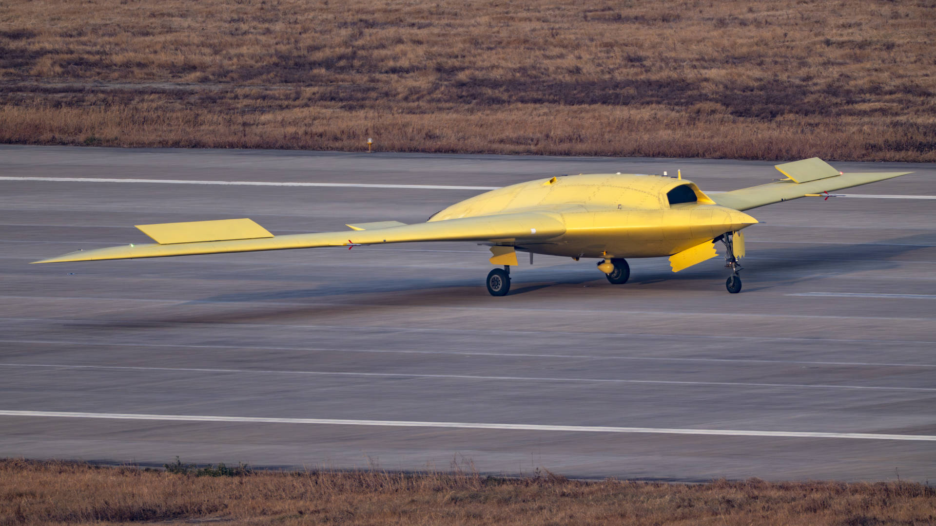 多张高清大图<strong></p>
<p>南京河西华泰证券广场</strong>！新型高空高速长航时无人机彩虹-7近日成功首飞